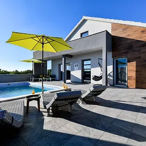 Luxurious Natali Pridraga
